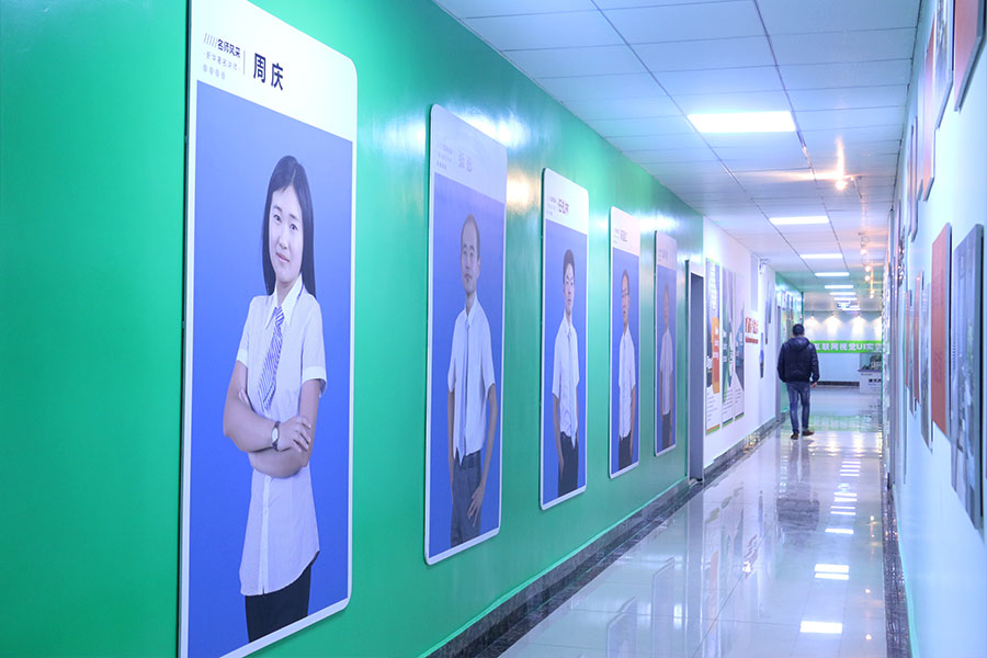 实训室过道展示着我们专业的教师风采 实训室过道展示着我们专业的教师风采